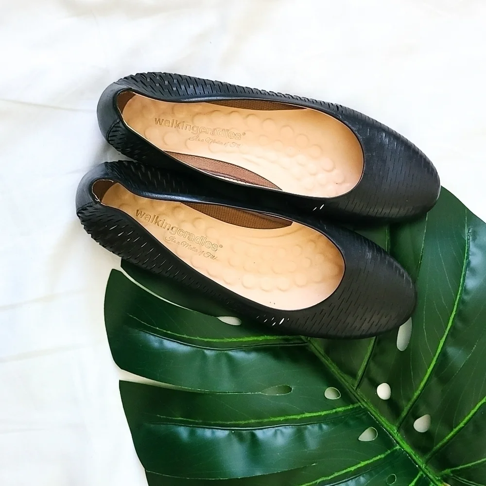 The walkingcradles Blaire black accordion flats